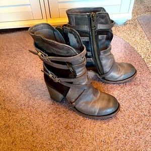 Free bird baker. Size 8. Gray and Black rubbed. Only worn twice!